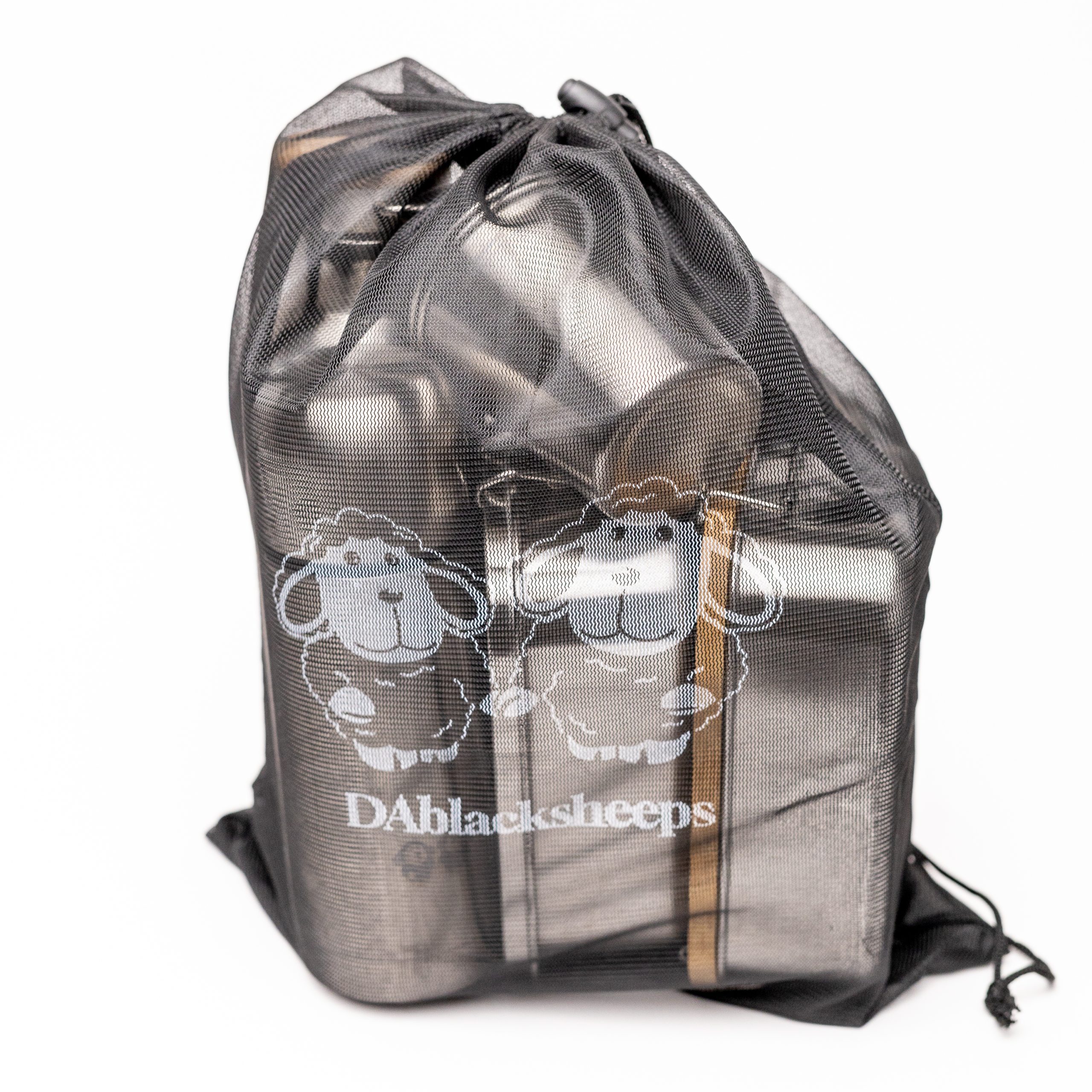 DAblacksheeps.com piknik edénykészlete tartalmaz uzsonnás dobozokat, poharakat, termoszt, vizes palackot, tányérokat és evőeszközöket, egy logóval ellátott hálós zsákba csomagolva